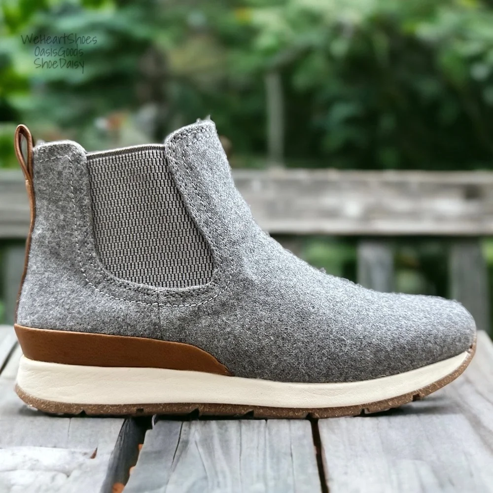 NIB BOC Born Kara Faux Wool Ankle Chelsea Boots Booties Grey Pull On - Picture 6 of 14